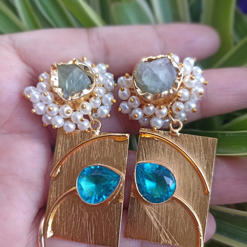Very beautiful handmade gold plated stone studded drop earrings - Picture 4 of 9
